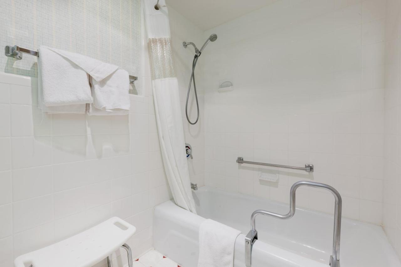 | Red Carpet Inn & Suites