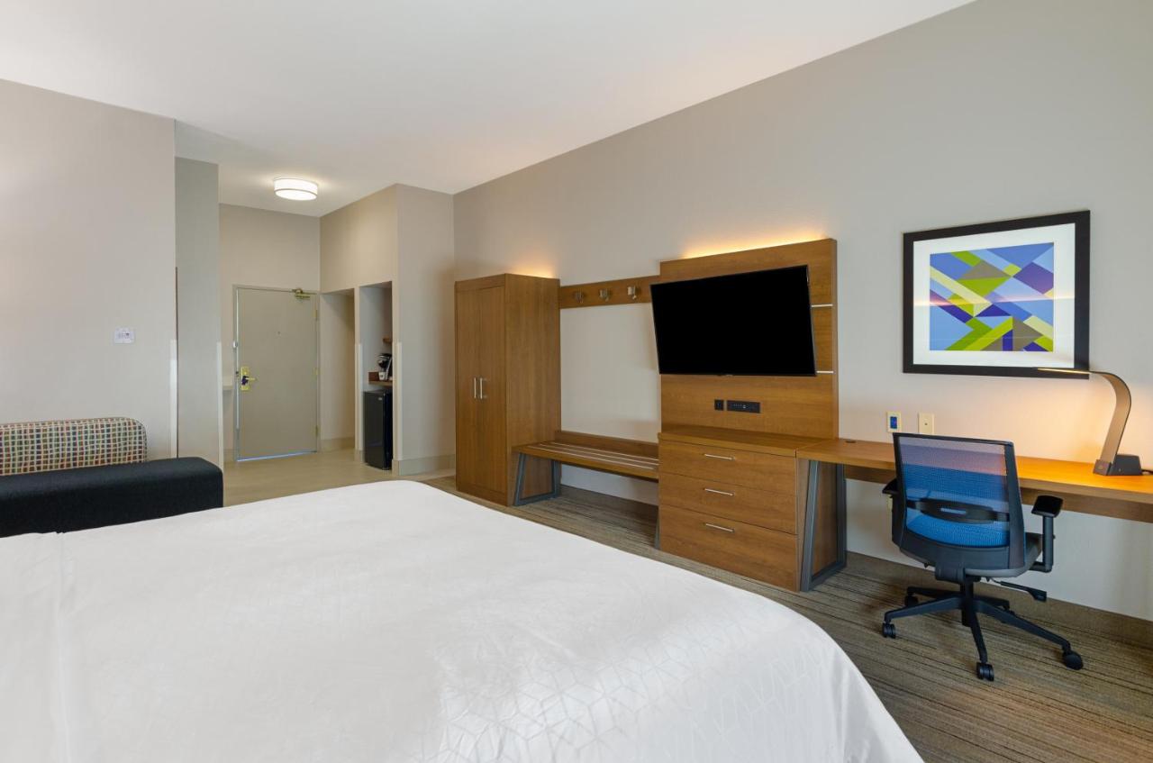  | Holiday Inn Express Hotel & Suites Weston