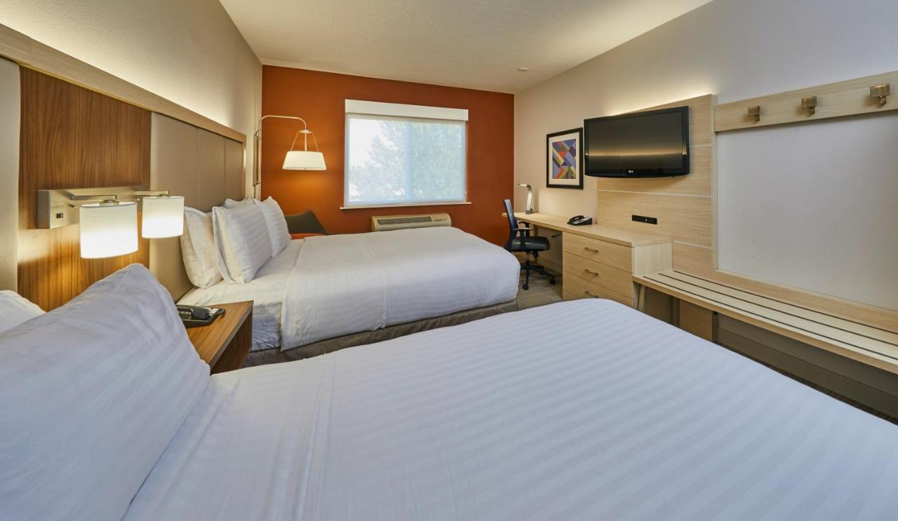 Queen Room with Two Queen Beds at Holiday Inn Express Hotel & Suites Medford-Central Point by IHG