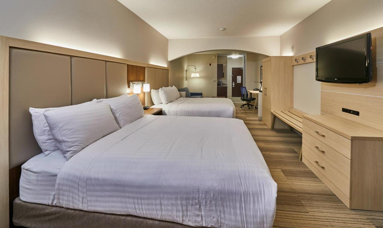 Queen Suite with Two Queen Beds and Communication Accessible Tub at Holiday Inn Express Hotel & Suites Medford-Central Point by IHG