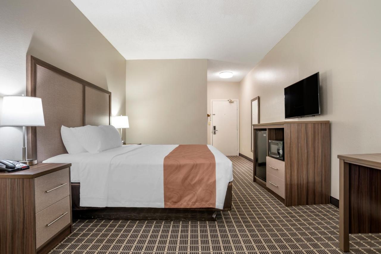 King Room - Non-Smoking - Upper Floor at Quality Inn Moultrie