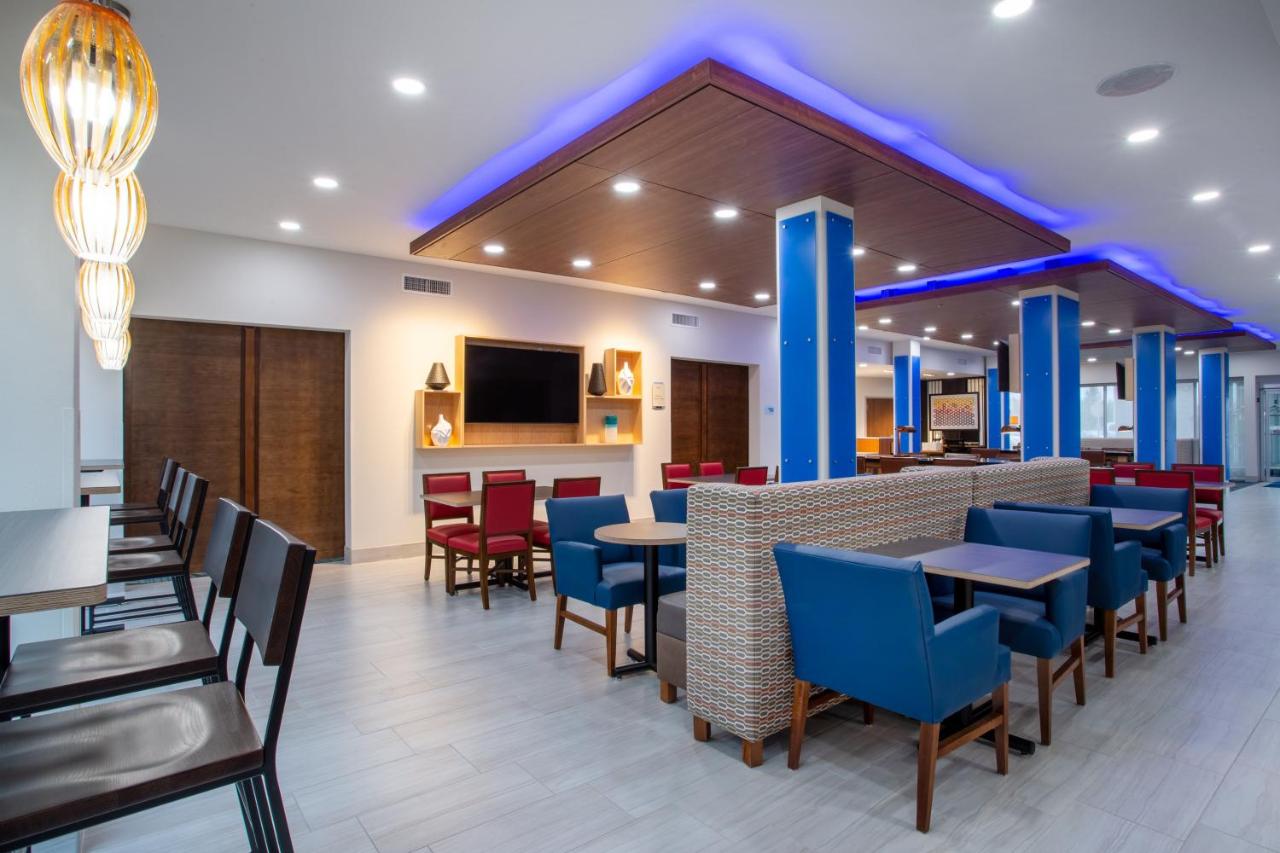 | Holiday Inn Express & Suites - Deland South, an IHG Hotel