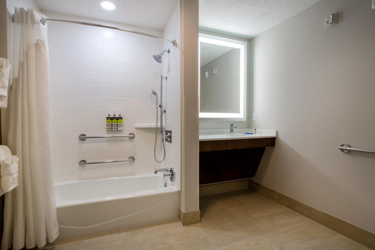 | Holiday Inn Express & Suites - Deland South, an IHG Hotel