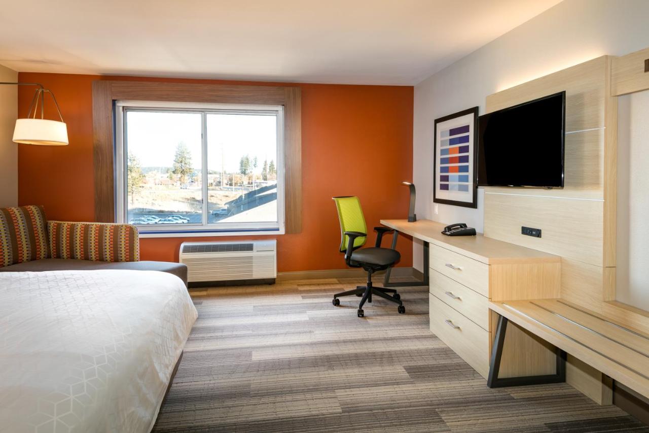 King Room - Hearing Accessible - Non-Smoking at Holiday Inn Express & Suites Bend South by IHG