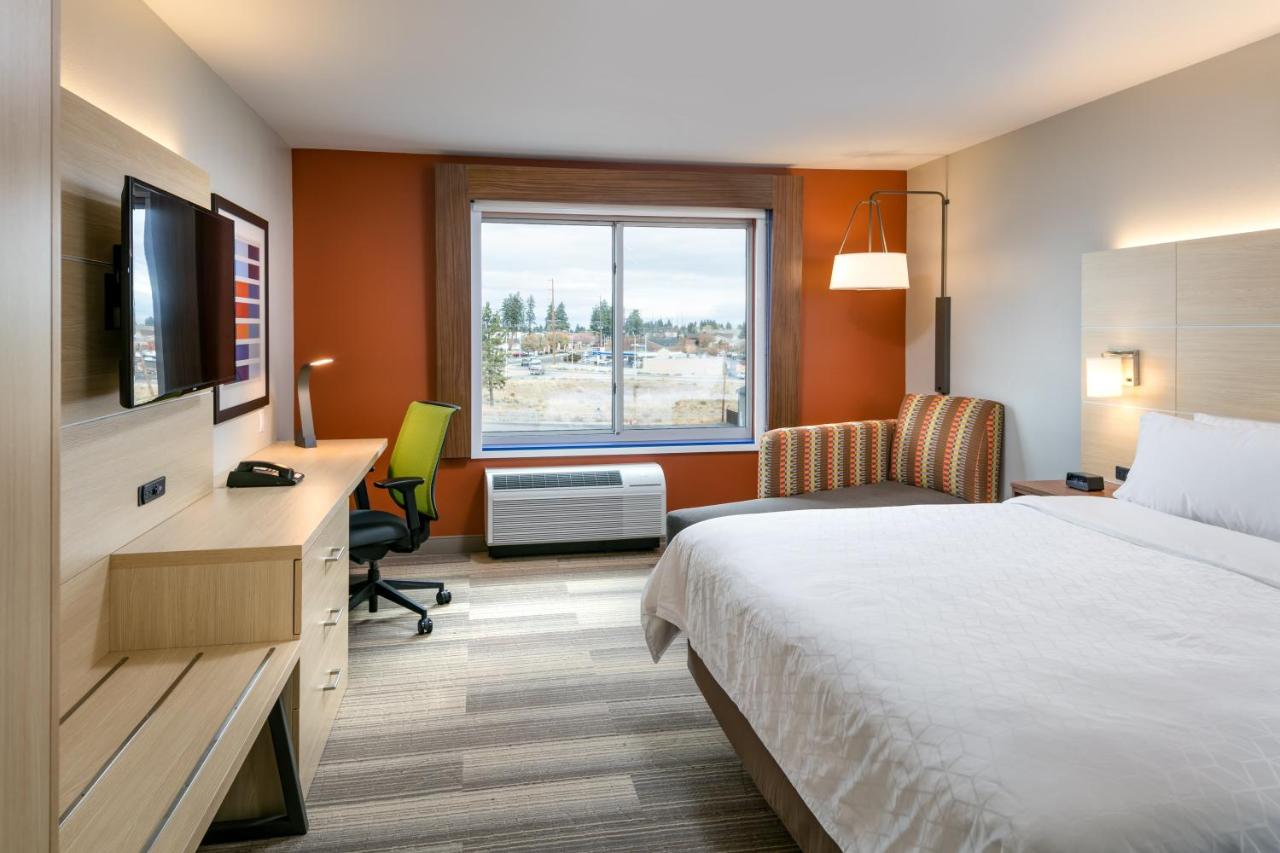 King Room - Hearing Accessible - Non-Smoking at Holiday Inn Express & Suites Bend South by IHG