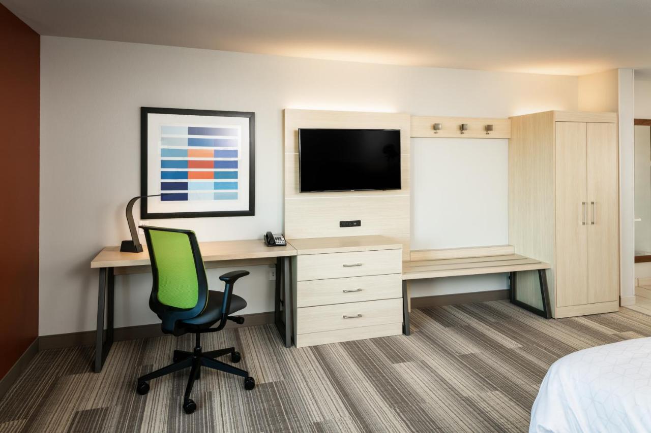 King Room - Hearing Accessible - Non-Smoking at Holiday Inn Express & Suites Bend South by IHG