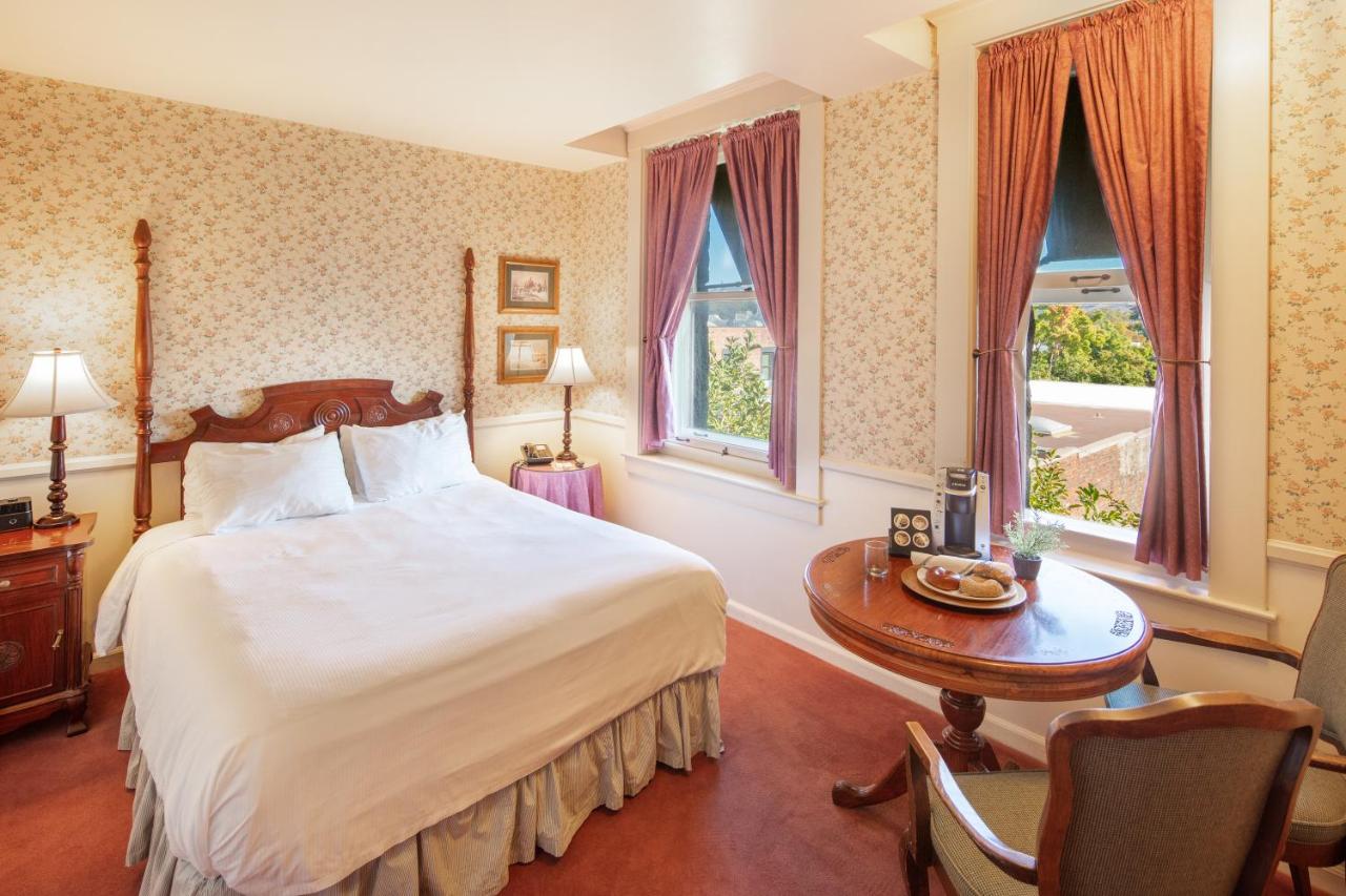 Queen Room at Hotel La Rose