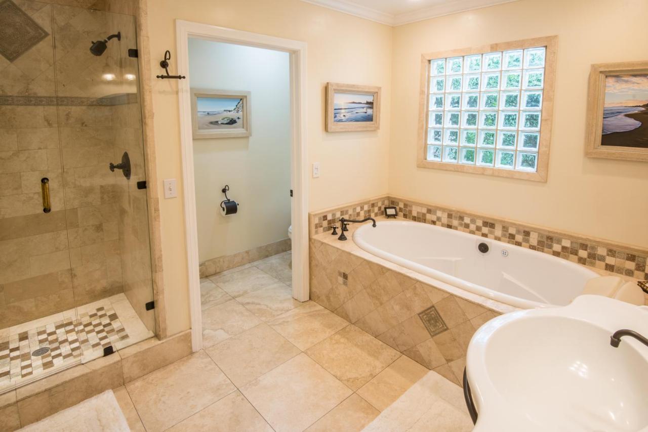 Deluxe King Room with Spa Bath - 2A at Harbor House Inn