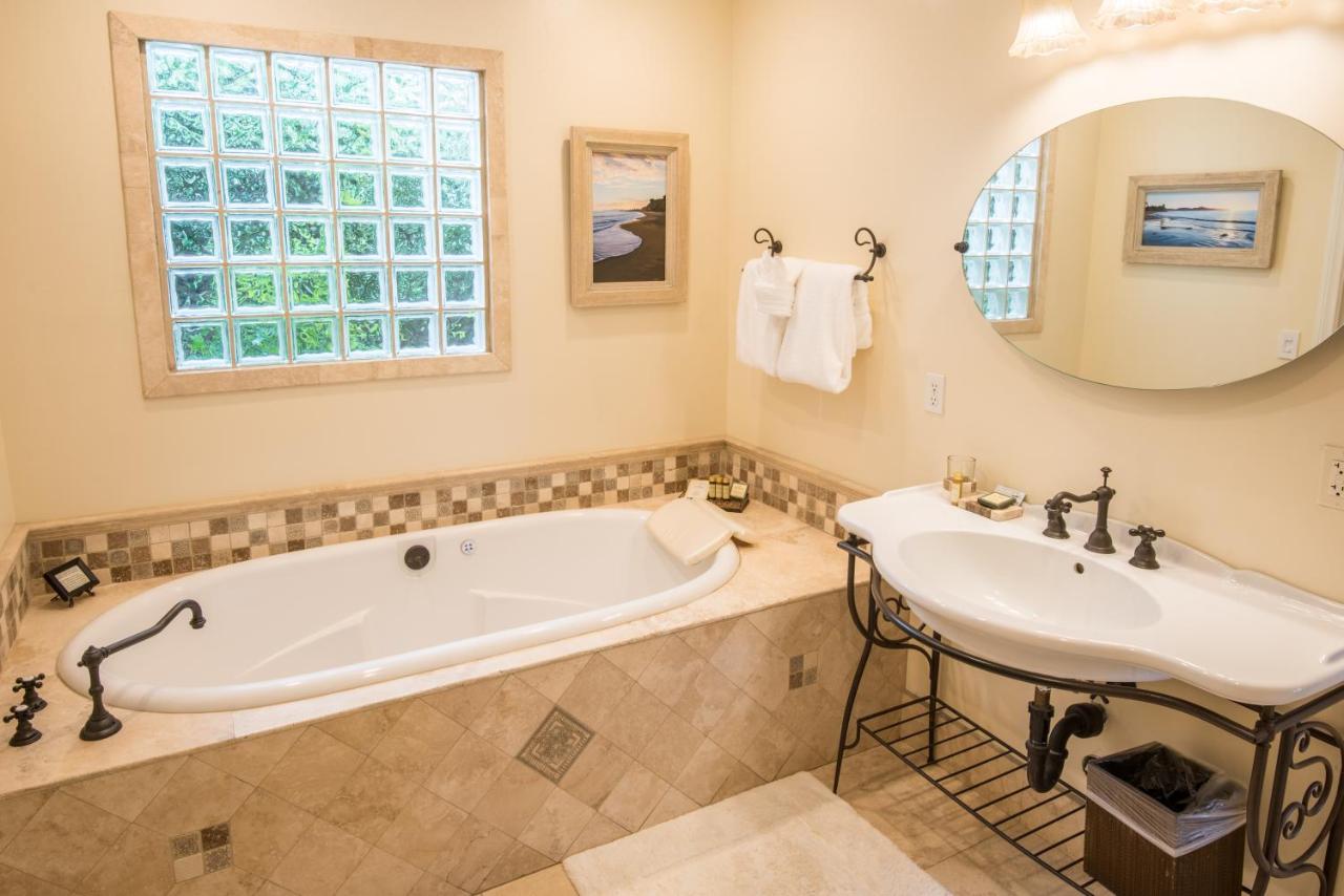Deluxe King Room with Spa Bath - 2A at Harbor House Inn
