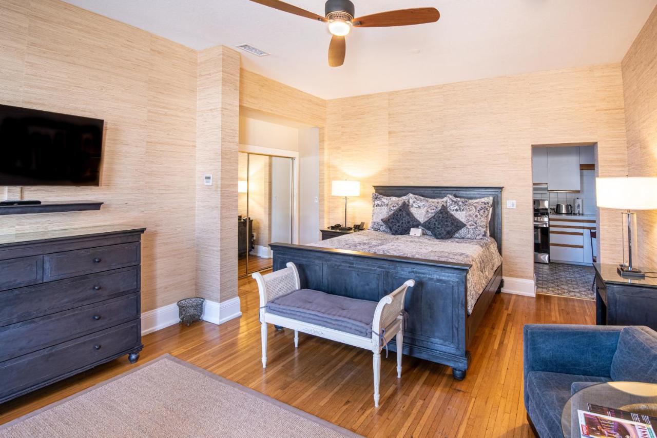 Deluxe King Studio with Kitchen - 116B at Harbor House Inn