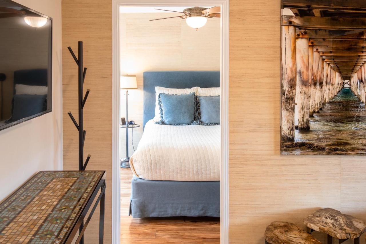 Deluxe Queen Studio with Kitchen - Seven at Harbor House Inn