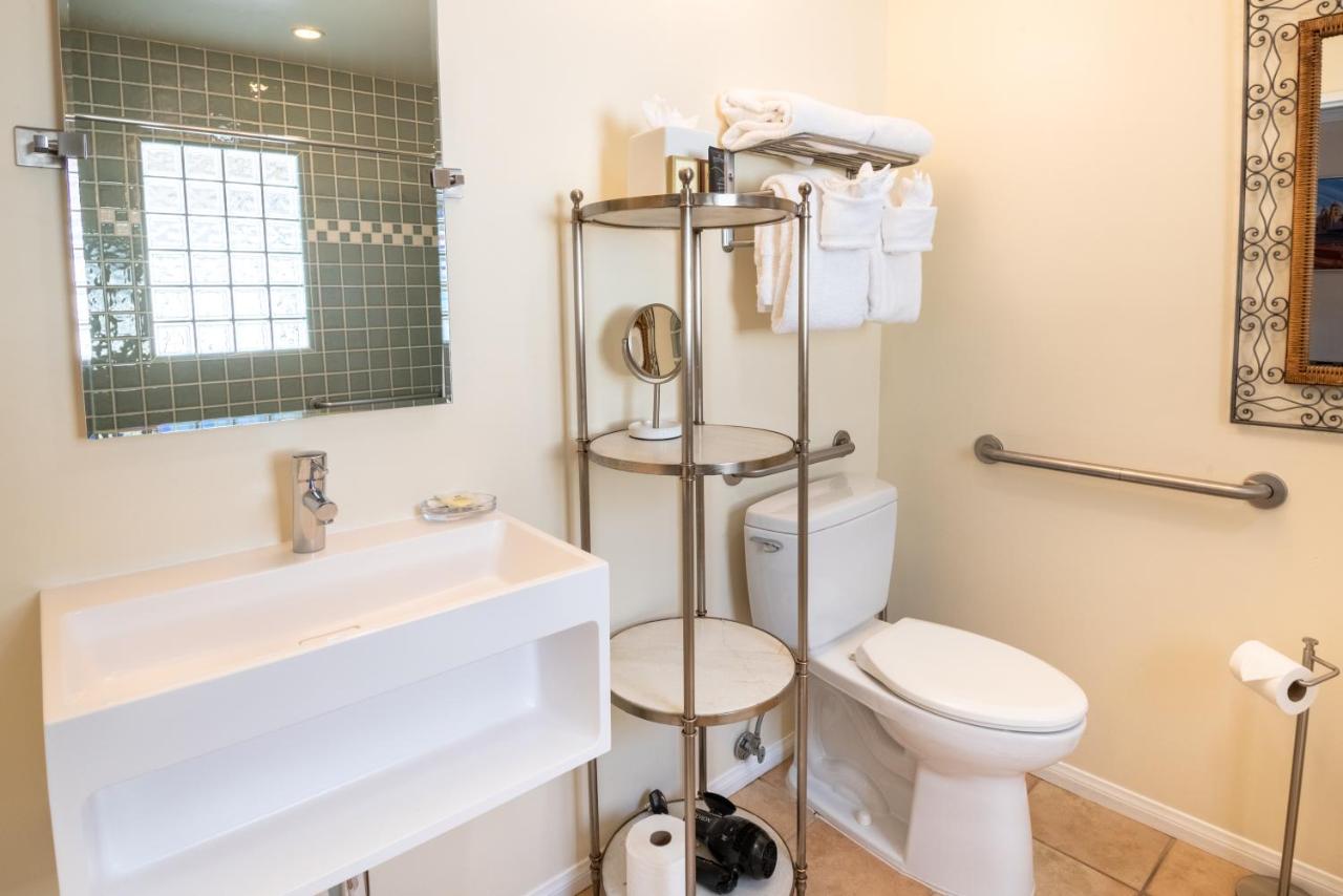Deluxe Queen Room - Six at Harbor House Inn