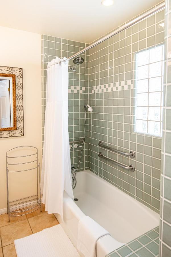 Deluxe Queen Room - Six at Harbor House Inn