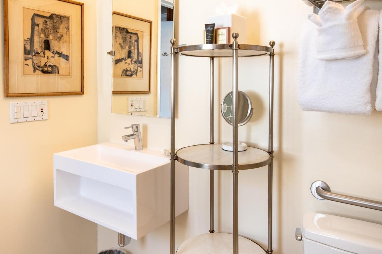 Deluxe Queen Room - Six at Harbor House Inn
