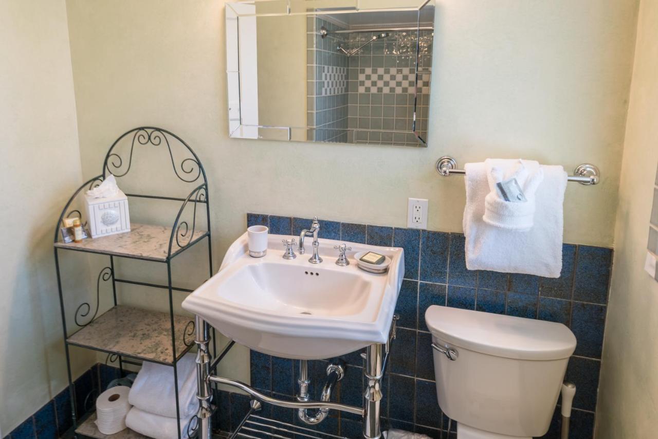 Standard Queen Room with Kitchen - Nine at Harbor House Inn