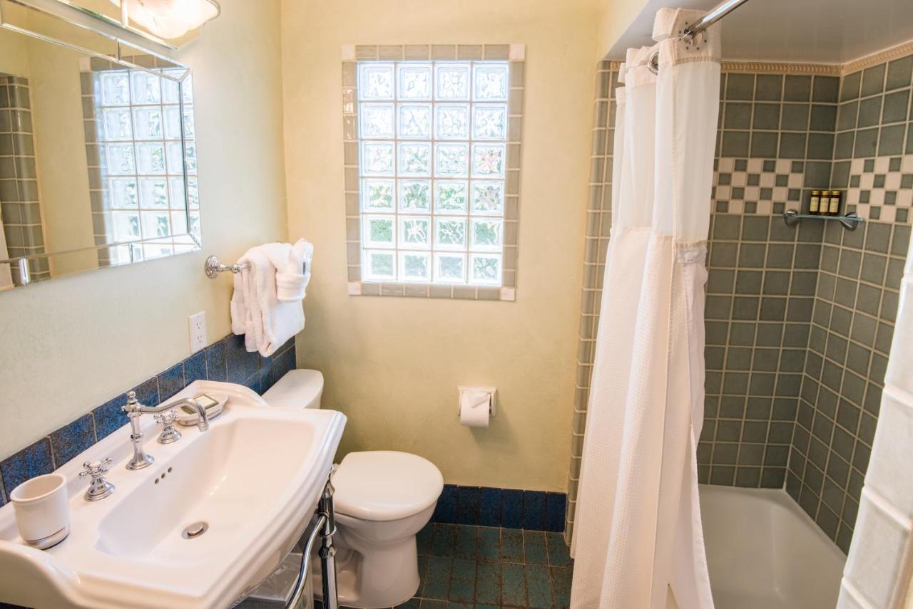 Standard Queen Room with Kitchen - Nine at Harbor House Inn