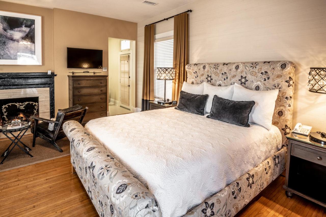 Deluxe King Studio with Fireplace and Kitchen - 116C at Harbor House Inn