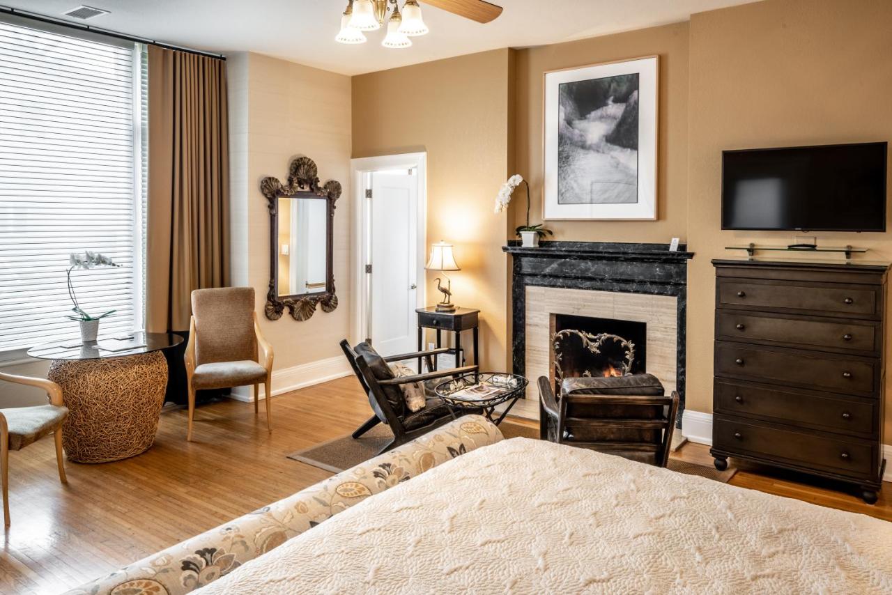 Deluxe King Studio with Fireplace and Kitchen - 116C at Harbor House Inn