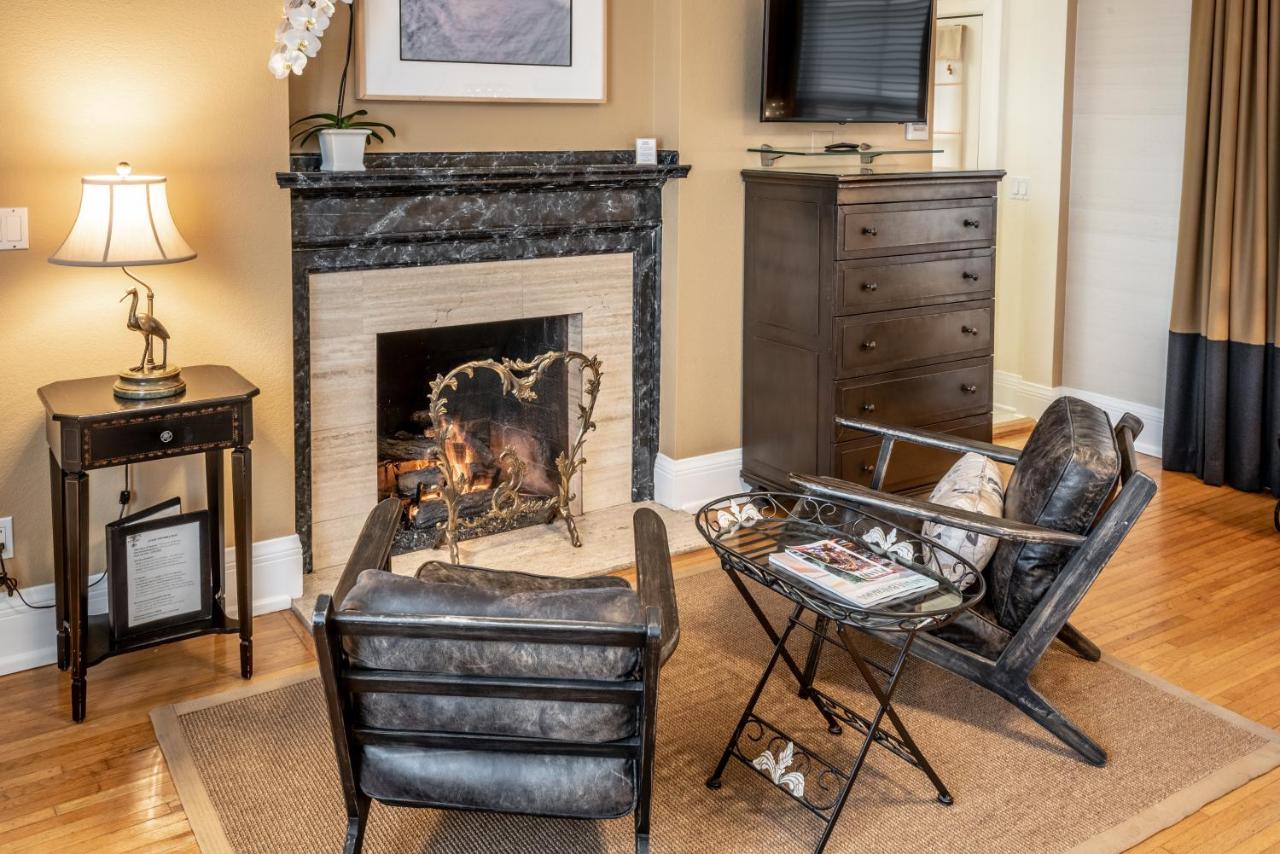 Deluxe King Studio with Fireplace and Kitchen - 116C at Harbor House Inn
