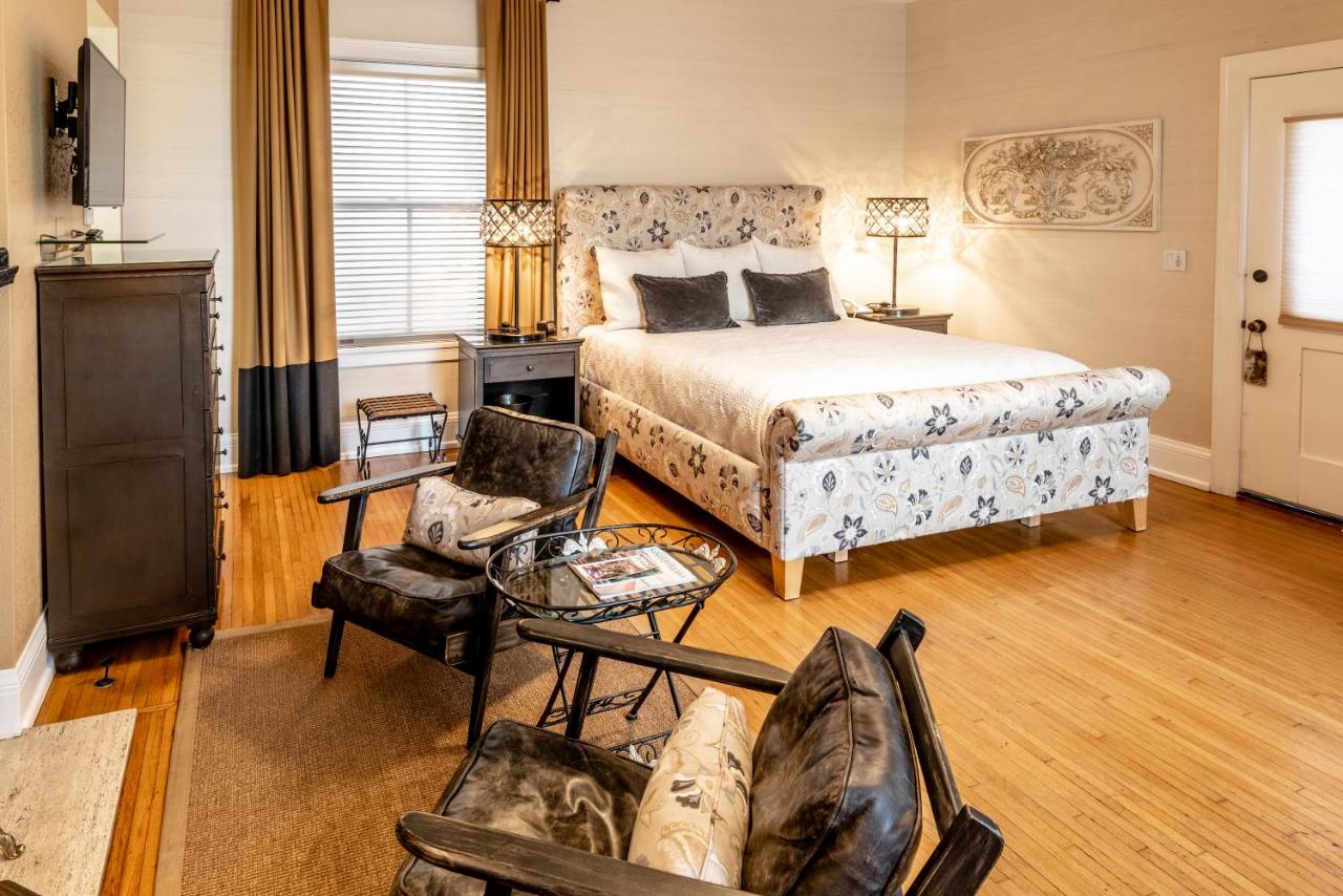 Deluxe King Studio with Fireplace and Kitchen - 116C at Harbor House Inn