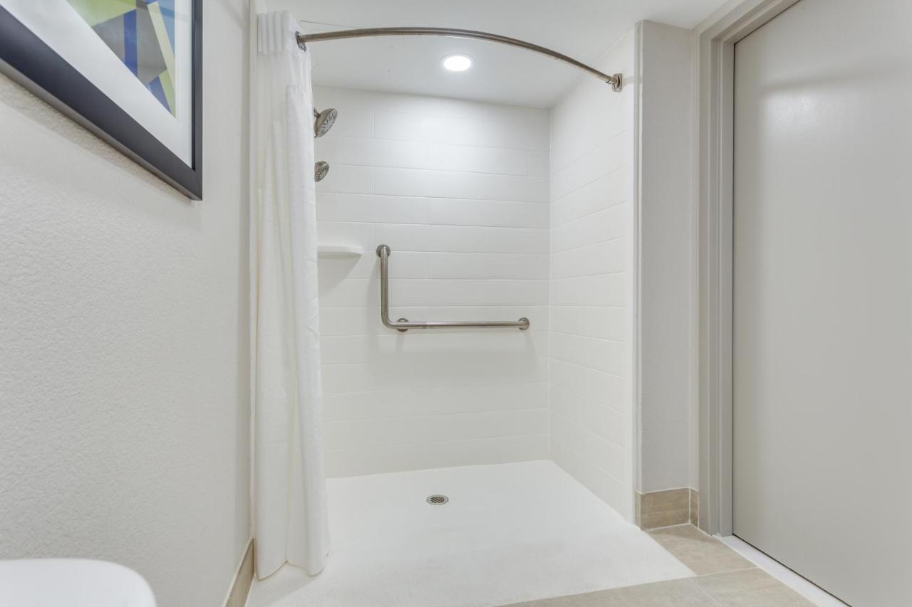 King Room - Hearing Accessible - Roll-in Shower at Holiday Inn Express Exton by IHG