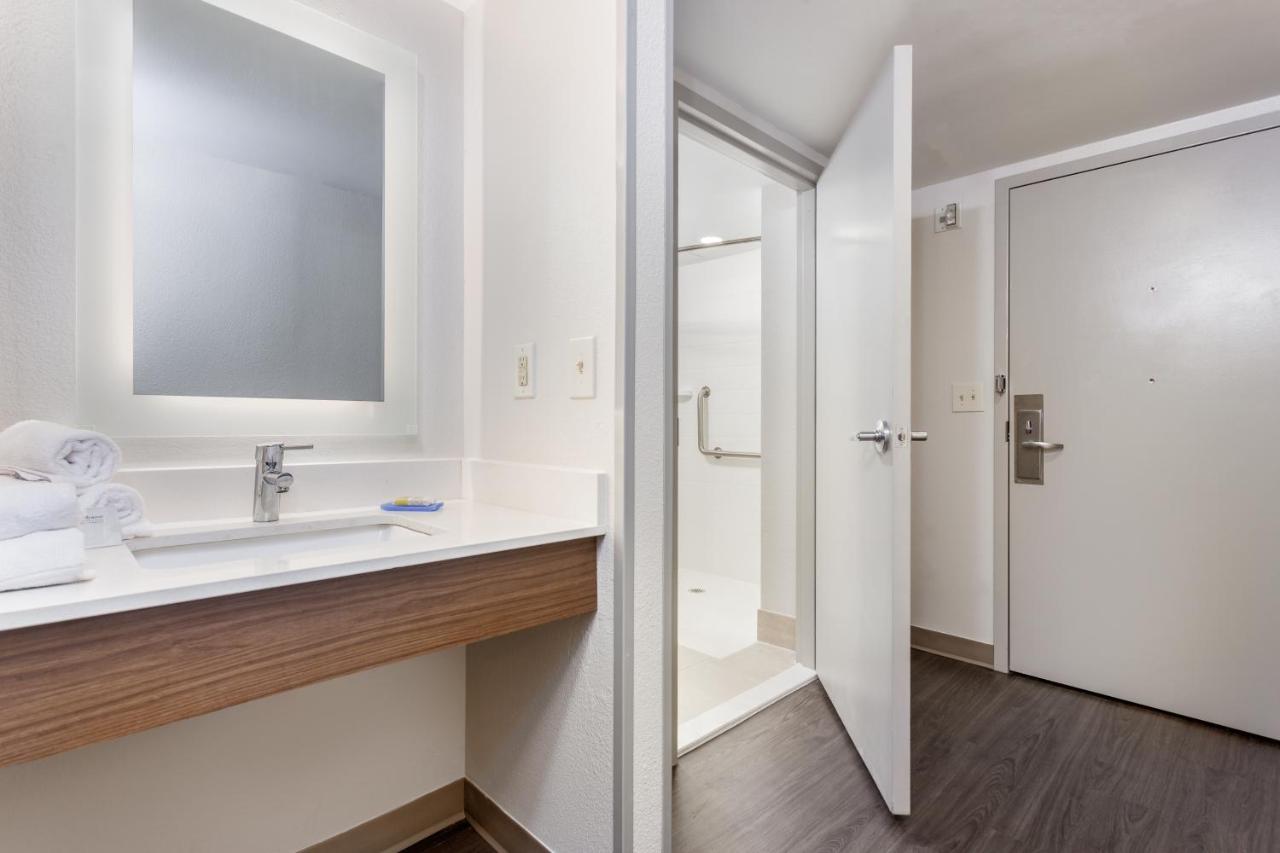 King Room - Hearing Accessible - Roll-in Shower at Holiday Inn Express Exton by IHG