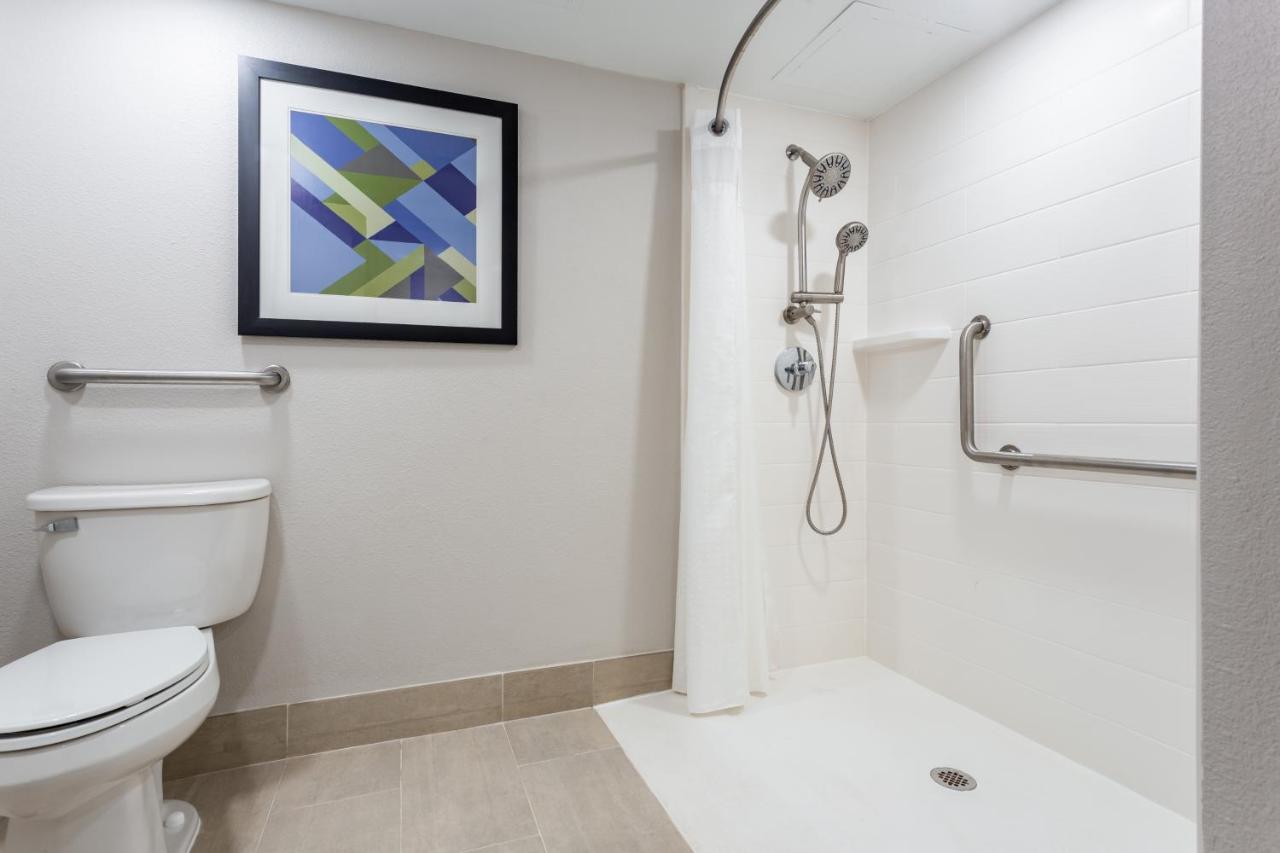 King Room - Hearing Accessible - Roll-in Shower at Holiday Inn Express Exton by IHG