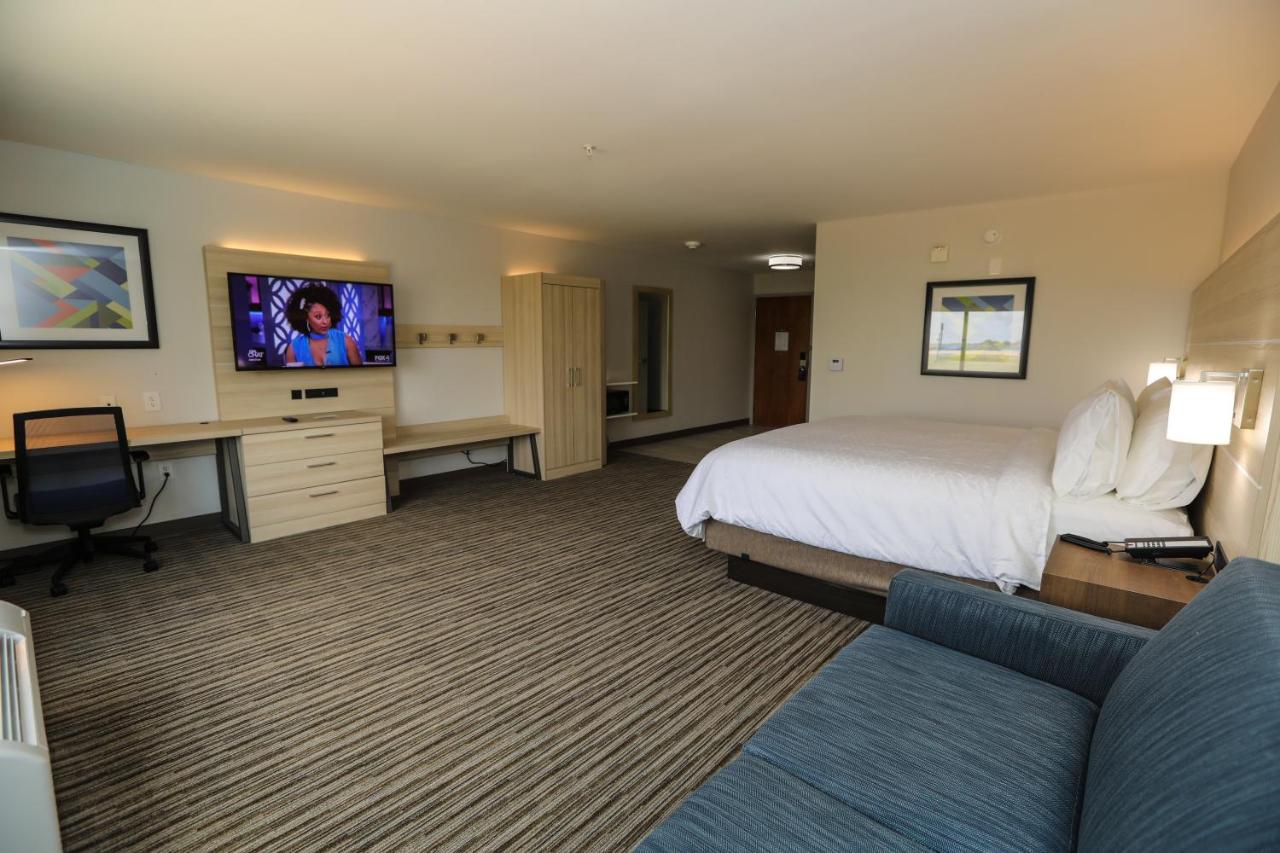 King Room - Mobility Access/Hearing Accessible at Holiday Inn Express : Hillsboro I-35 by IHG