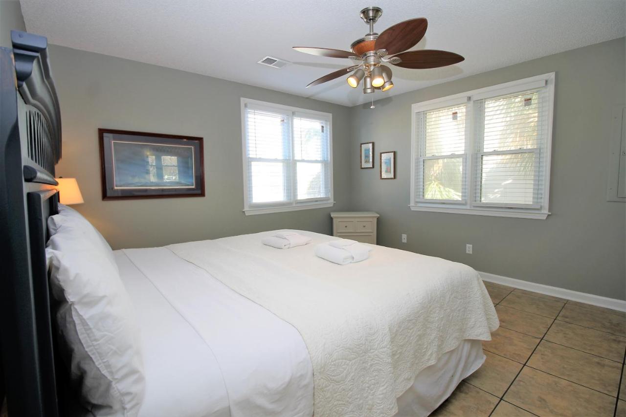 | Salty Shack Unit C - Salty Shack - Dog Friendly Home - Across from the Beach - Central Location!
