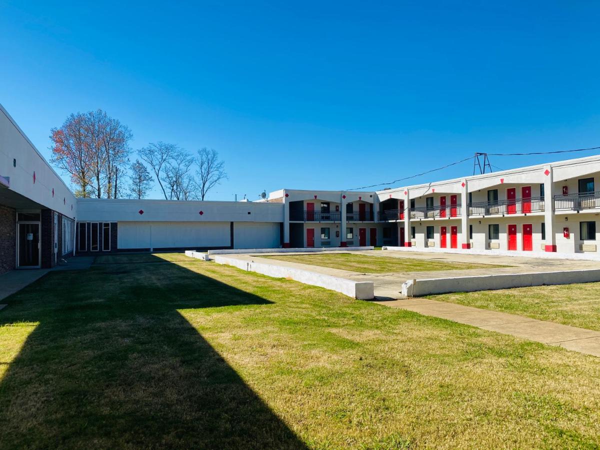  | Traveler's Place Inn & Suites