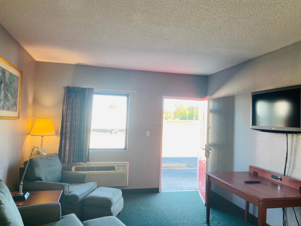  | Traveler's Place Inn & Suites