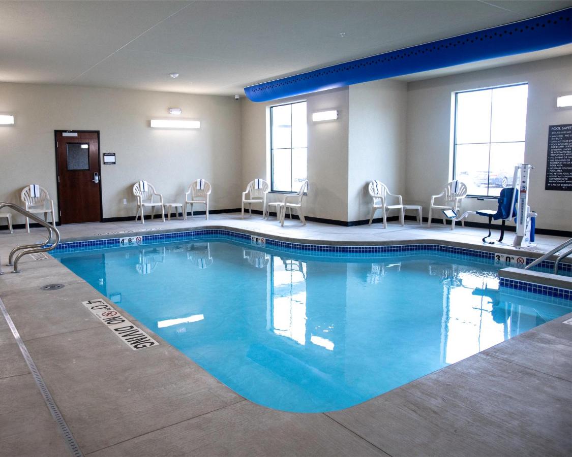 | Cobblestone Hotel & Suites - Two Rivers
