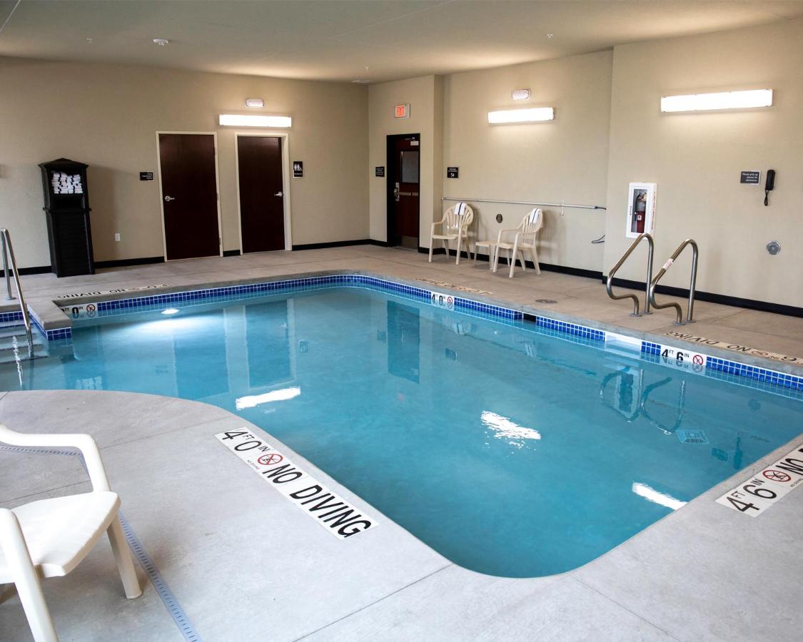 | Cobblestone Hotel & Suites - Two Rivers