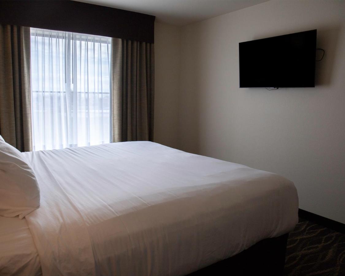 | Cobblestone Hotel & Suites - Two Rivers