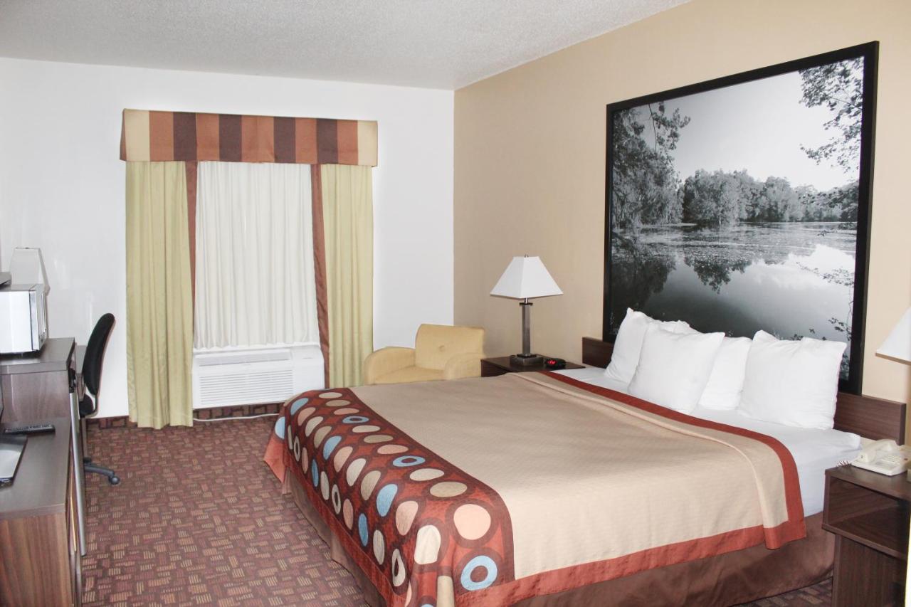 | Super 8 by Wyndham Three Rivers