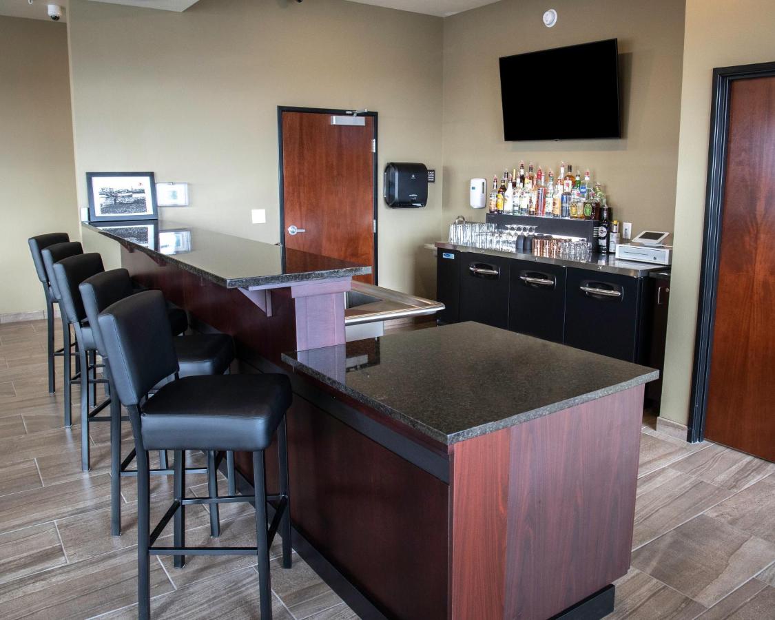 | Cobblestone Hotel & Suites - Two Rivers