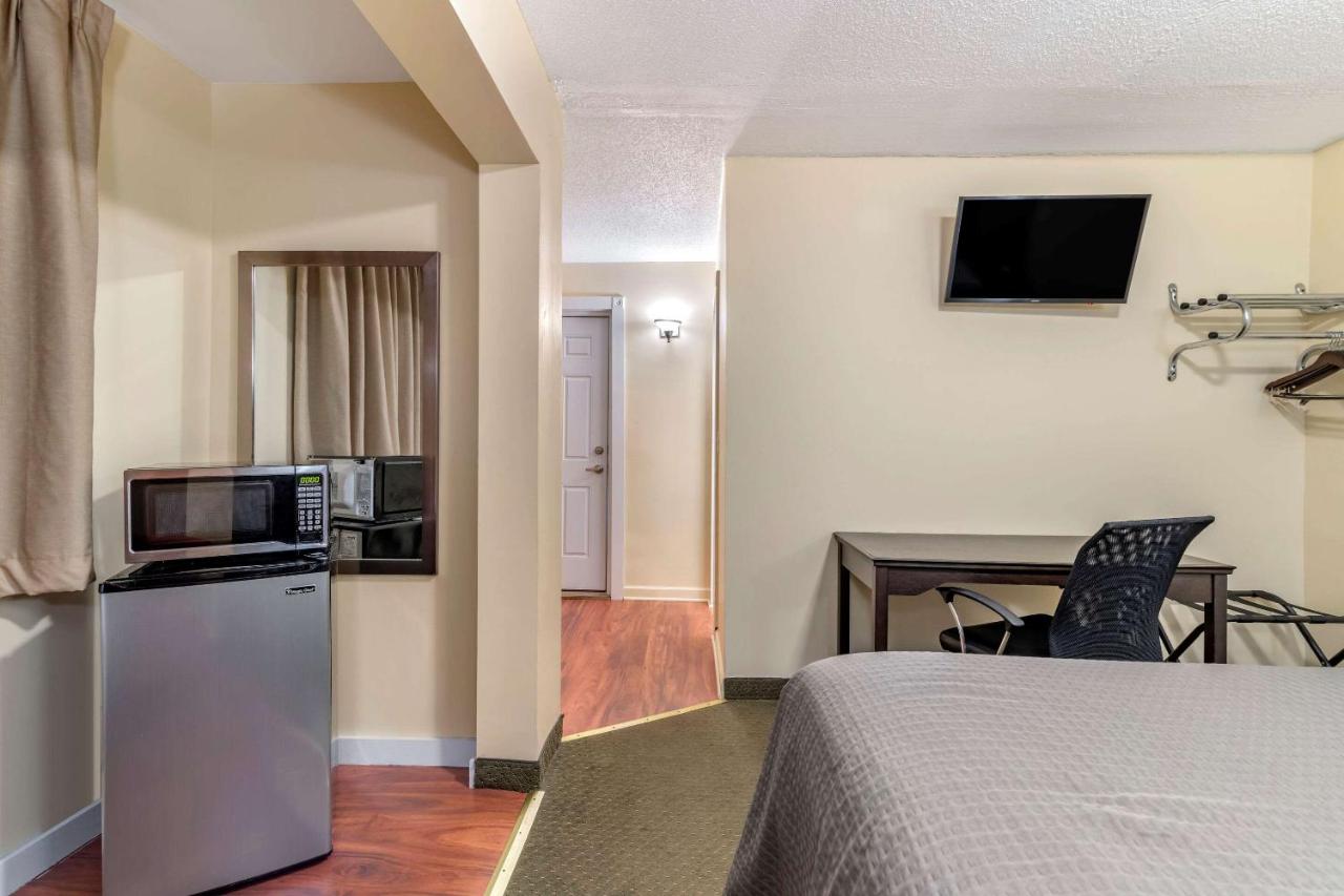 | Rodeway Inn Lake George Outlets