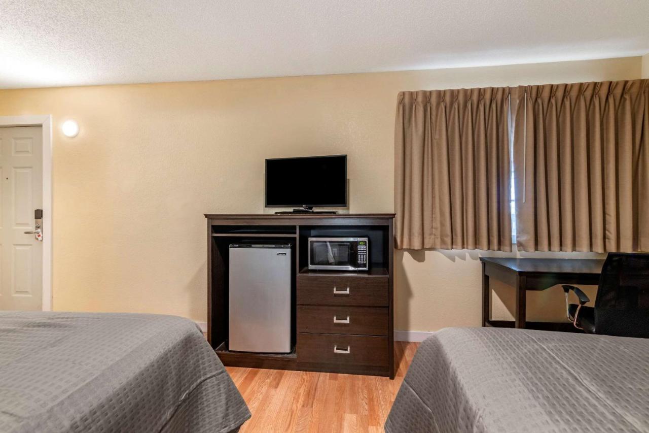 | Rodeway Inn Lake George Outlets