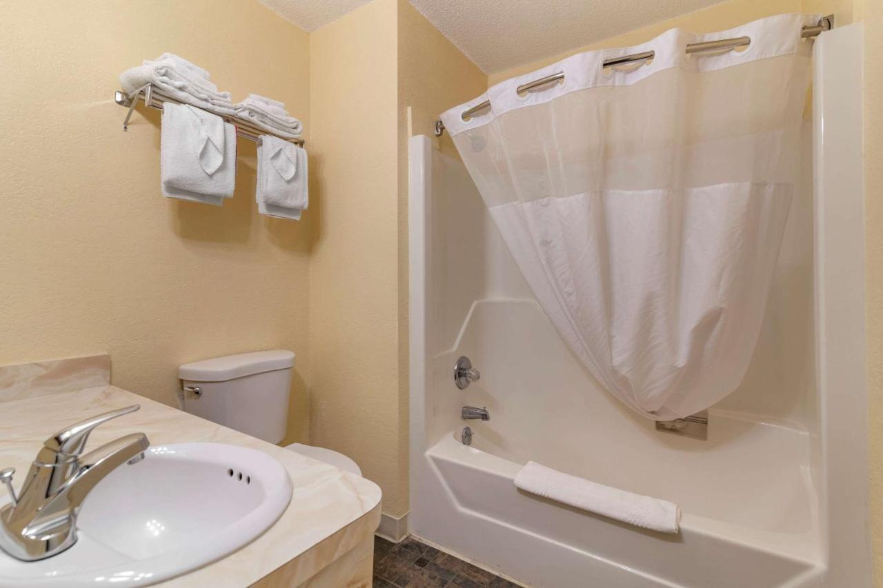 | Rodeway Inn Lake George Outlets