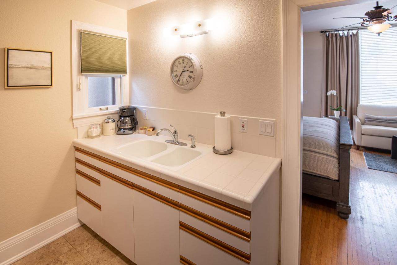 Deluxe King Studio with Kitchen - 118B at Harbor House Inn