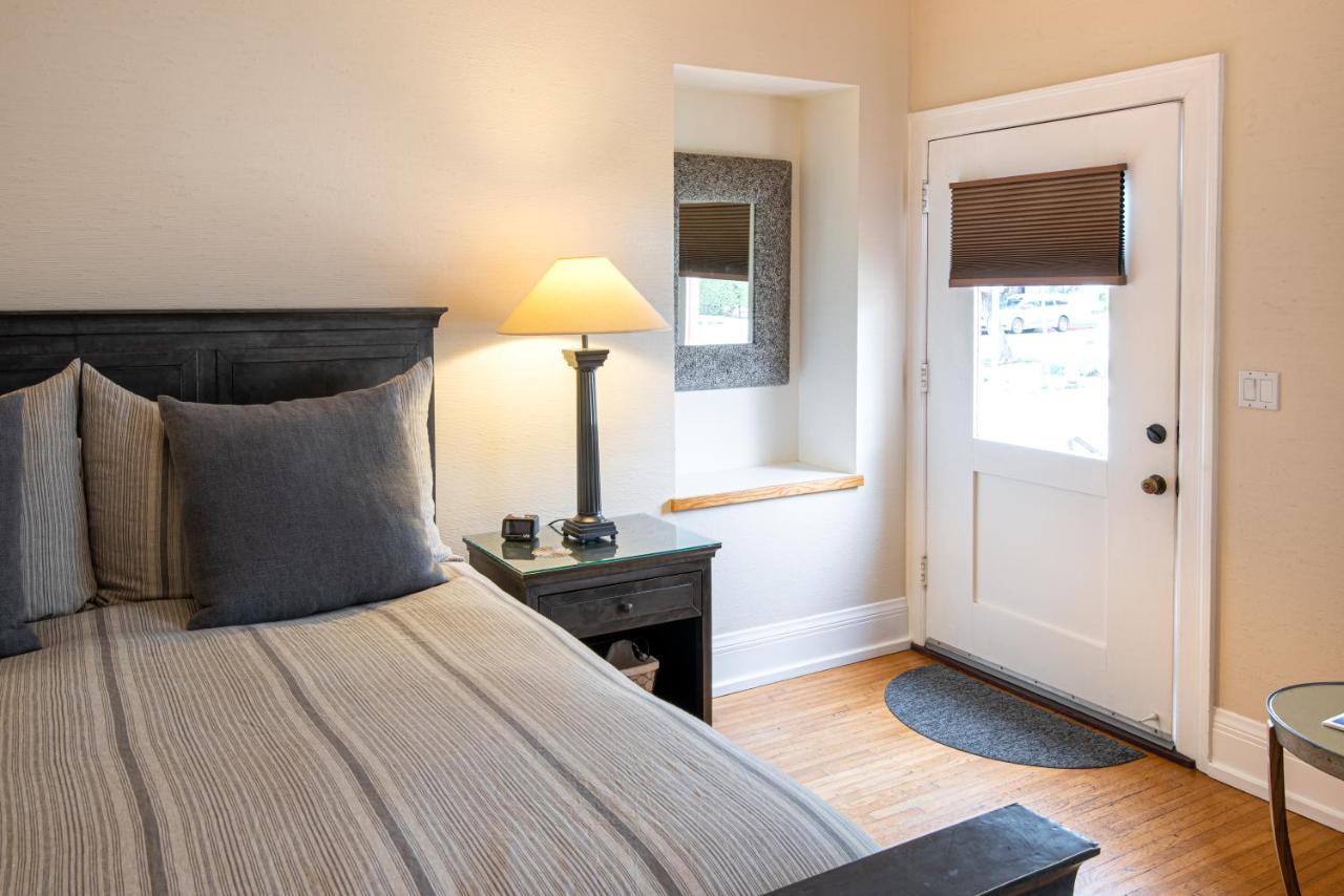 Deluxe King Studio with Kitchen - 118B at Harbor House Inn