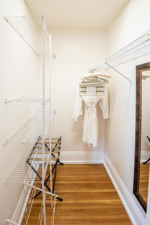 Deluxe King Studio with Kitchen - 118B at Harbor House Inn