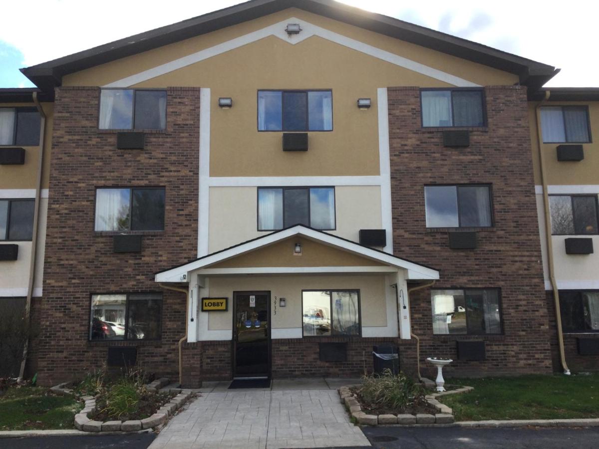 | Super 8 by Wyndham Canton/Livonia Area