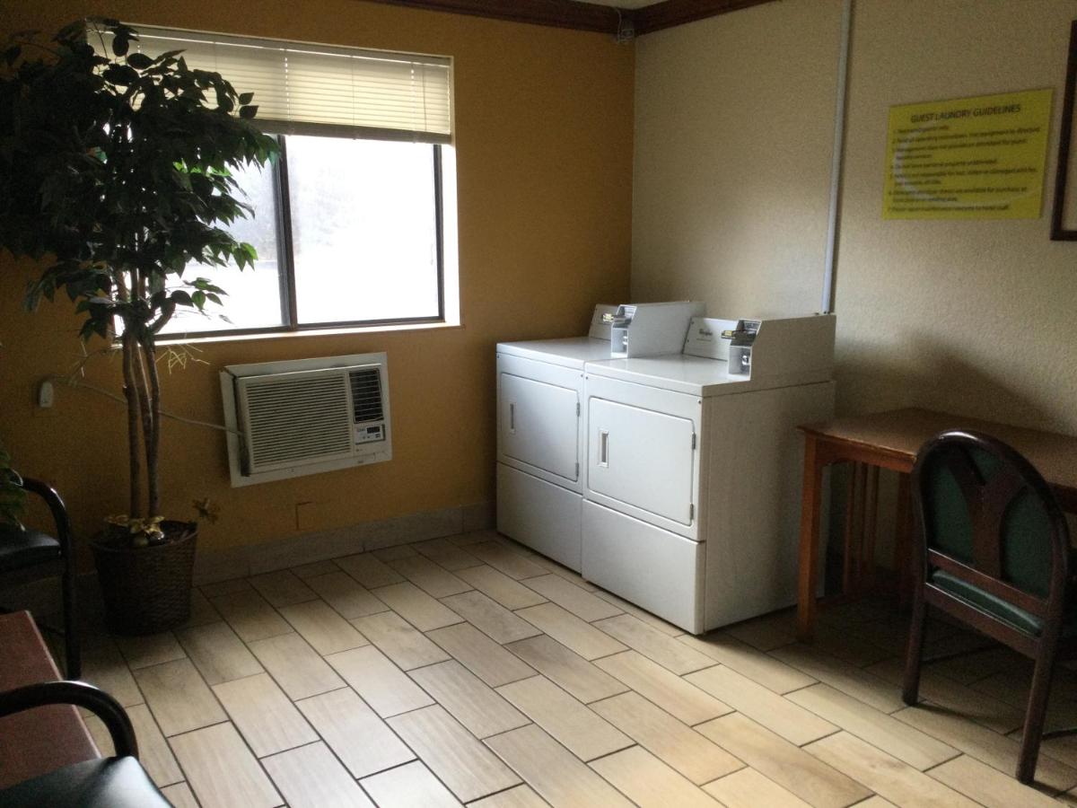 | Super 8 by Wyndham Canton/Livonia Area