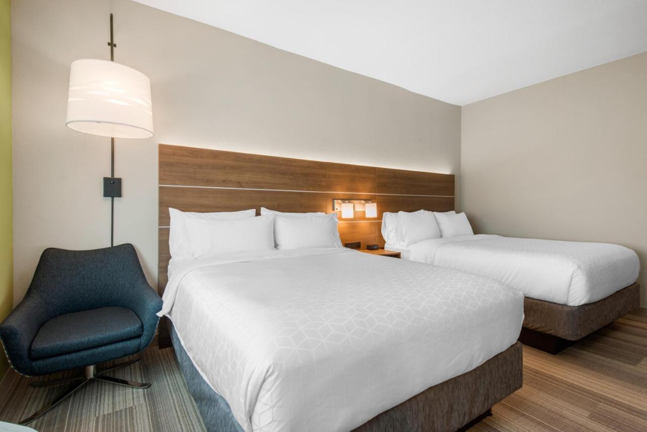 Queen Room with Two Queen Beds - Hearing Accessible at Holiday Inn Express & Suites Wildwood The Villages by IHG