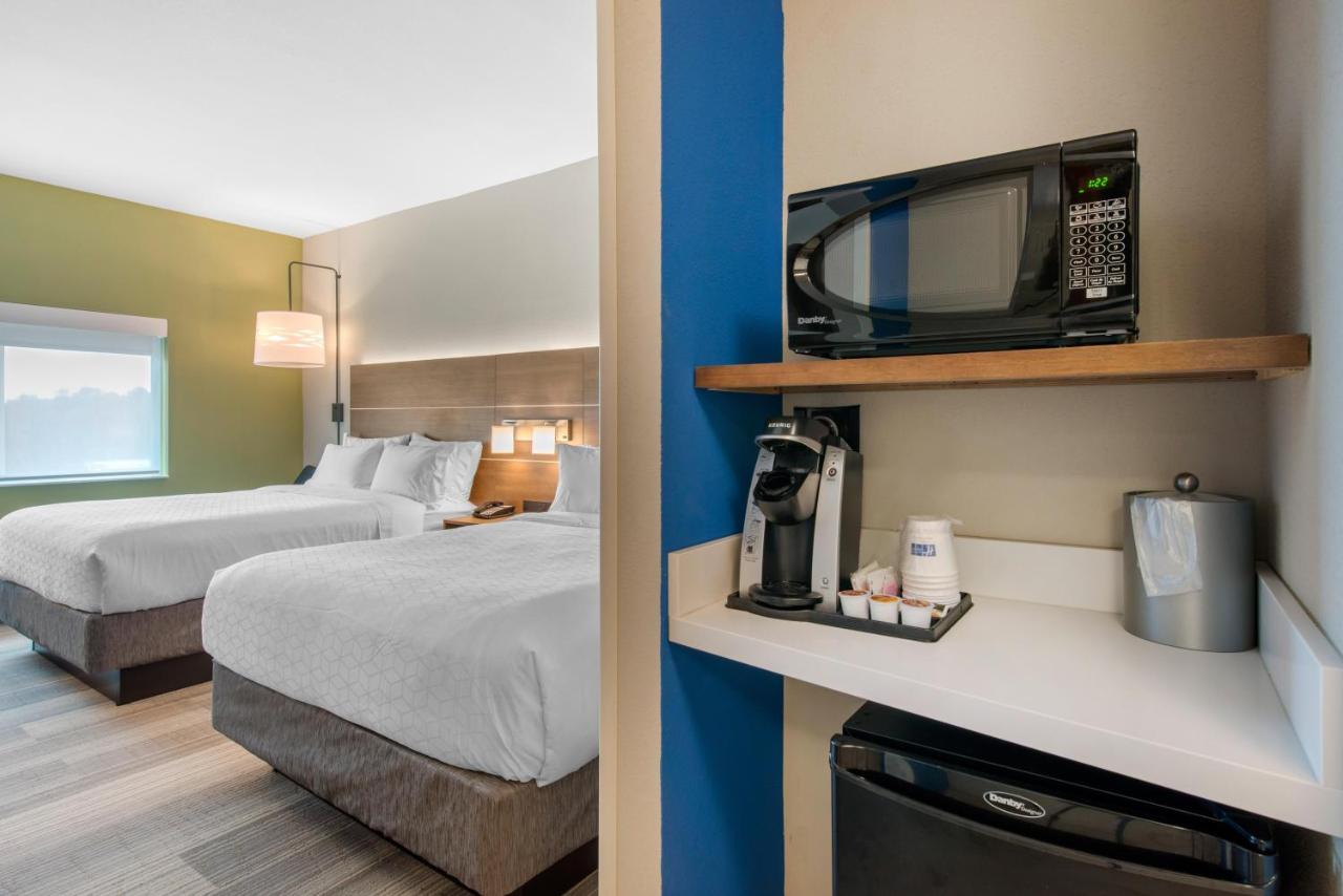 Queen Room with Two Queen Beds - Hearing Accessible at Holiday Inn Express & Suites Wildwood The Villages by IHG