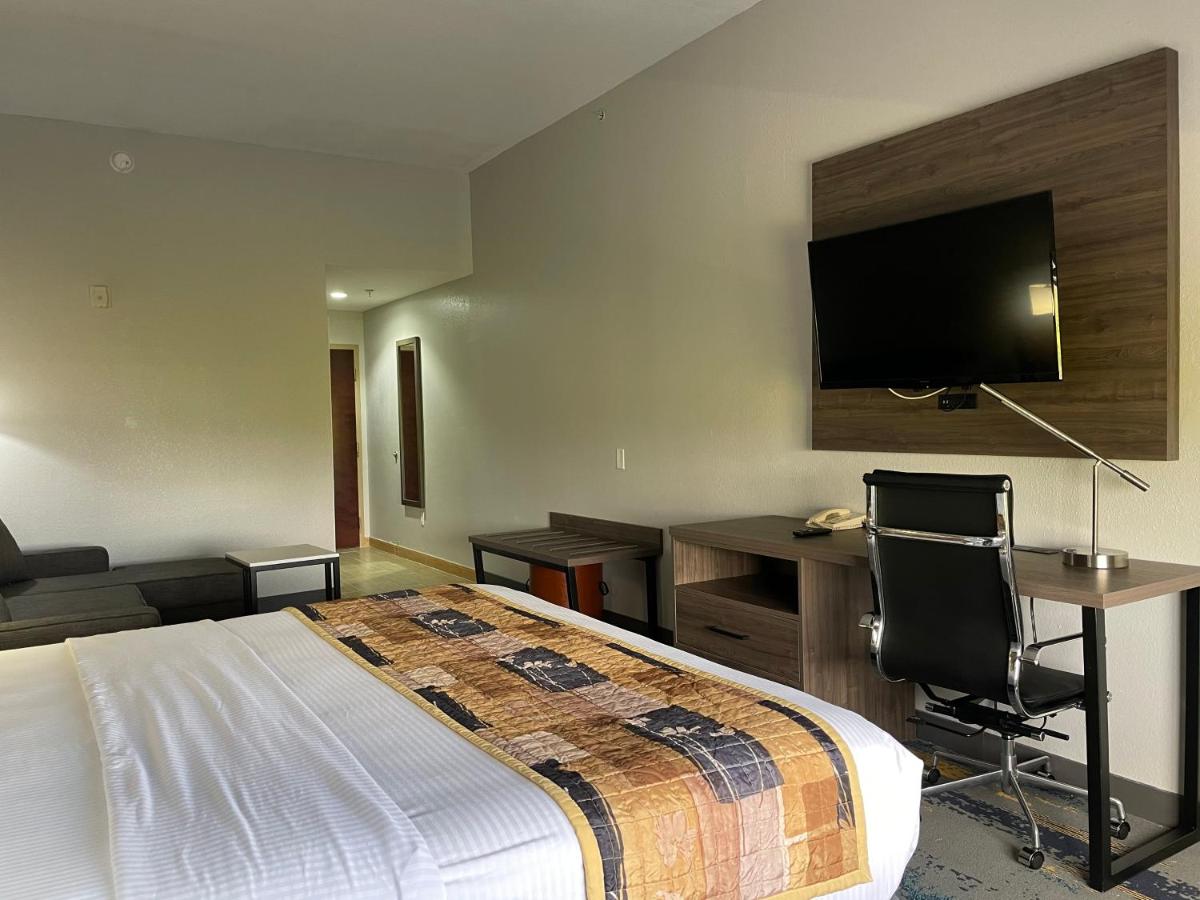 Junior King Suite - Non-Smoking at La Quinta Inn & Suites by Wyndham Tampa Central