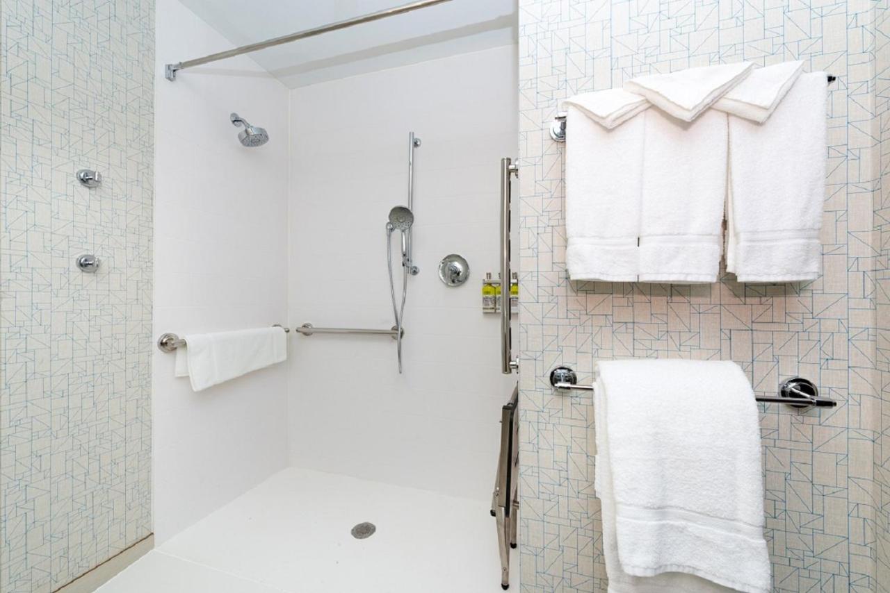 Queen Room with Two Queen Beds - Mobility Access Tub/Non-Smoking at Holiday Inn Express & Suites Romeoville - Joliet North by IHG