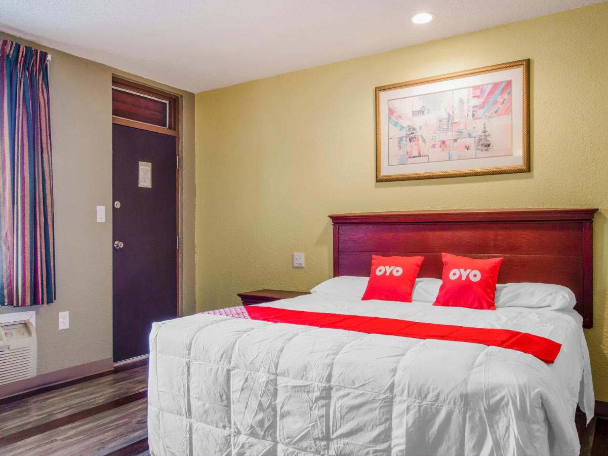 King Room at OYO Superior Budget Inn Bartow