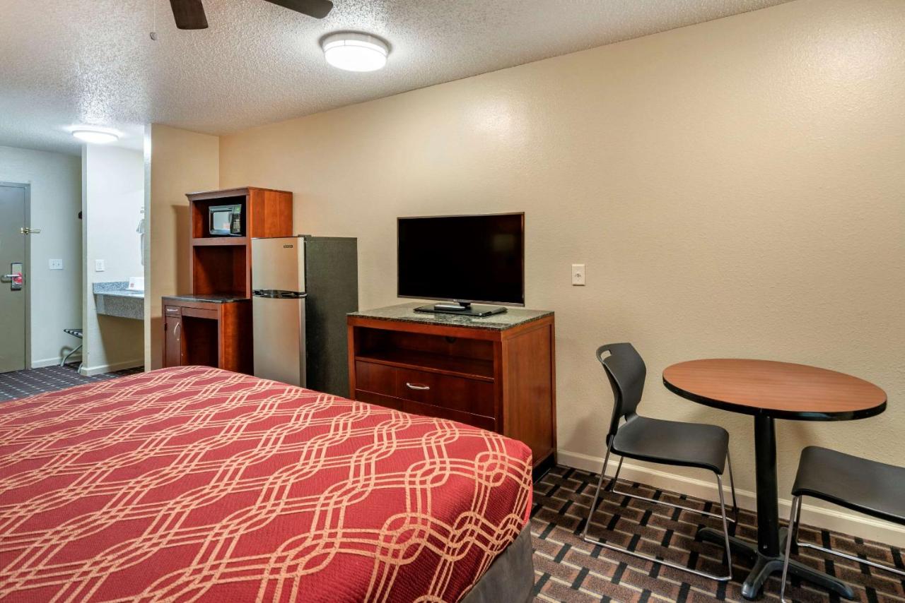  | Econo Lodge Inn & Suites Granite City